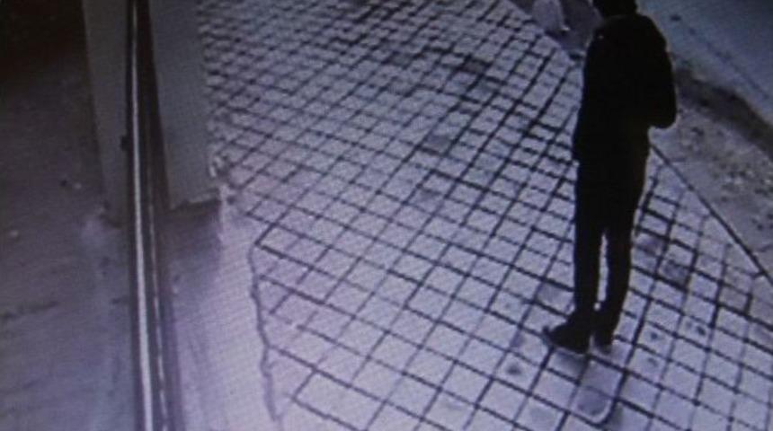 Alkoll&uuml; S&uuml;r&uuml;c&uuml; Kaldırımdaki &Ouml;ğrenciye &Ccedil;arptı