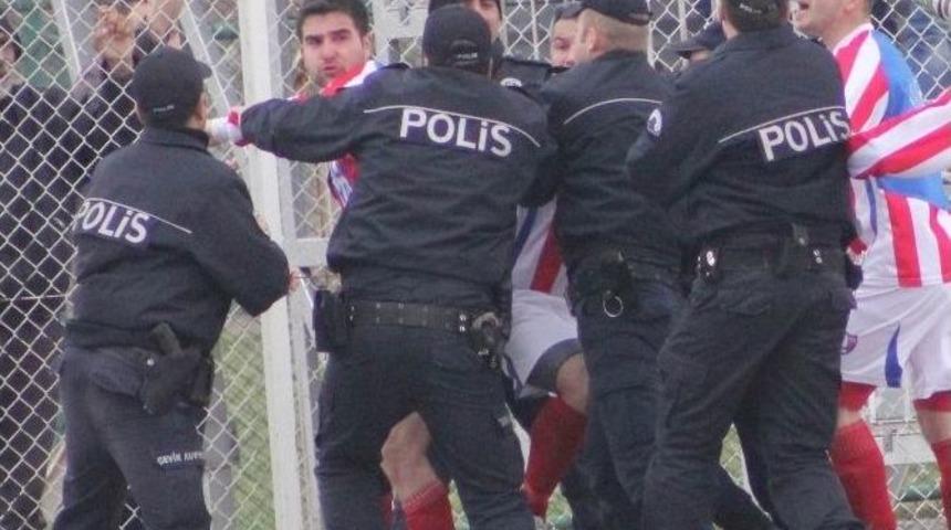 4 Kırmızı Kart &Ccedil;ıkınca Ortalık Karıştı