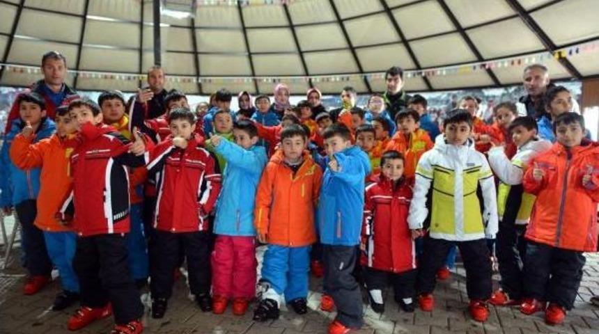 Yuva &Ccedil;ocukları Kayağa Başladı