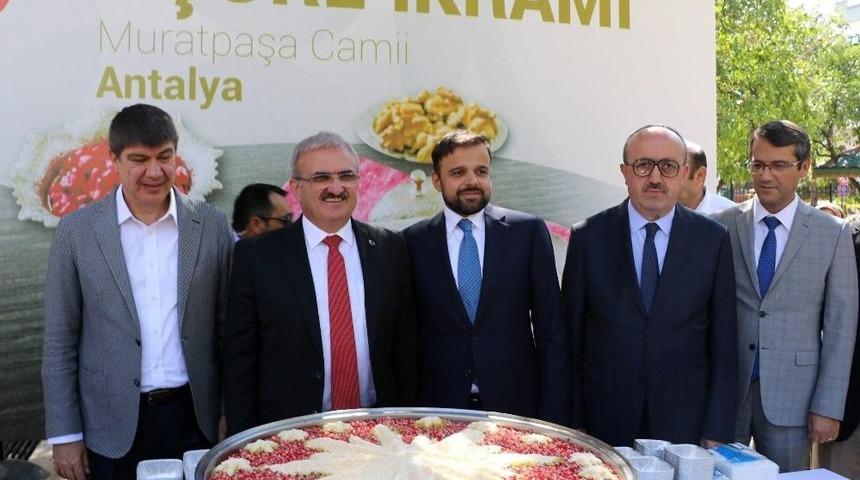 Cumhurbaşkanlığı Antalya&rsquo;da Aşure Dağıttı