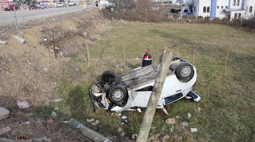 Liselilerin Otomobille Gezintisi Hastanede Bitti: 2 Yaralı
