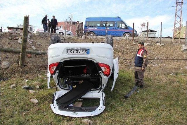 Liselilerin Otomobille Gezintisi Hastanede Bitti: 2 Yaralı 1