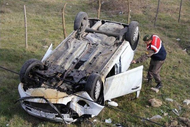 Liselilerin Otomobille Gezintisi Hastanede Bitti: 2 Yaralı 2