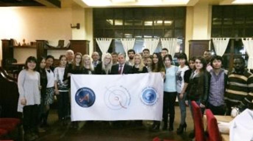 A&uuml;&rsquo;den Yabancı &Ouml;ğrencilere Veda Yemeği