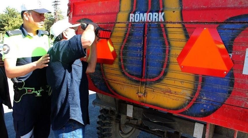 Elazığ&rsquo;da Kazalara Karşı R&ouml;morklara Reflekt&ouml;r Takıldı