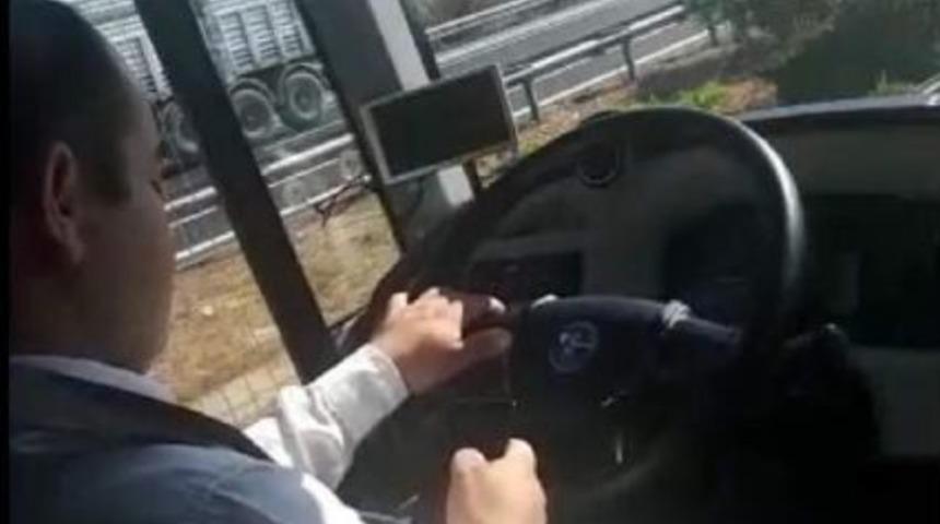 Otob&uuml;s Şof&ouml;r&uuml;ne Cep Telefonu Tepkisi