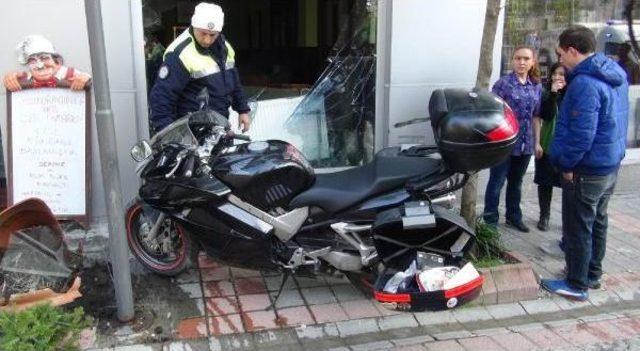 Bandırma'da Motosiklet Kazasında Abd'li Öğretmen Yaralandı