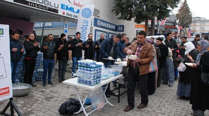 Gedizli Esnaflar Pilav Dağıttı