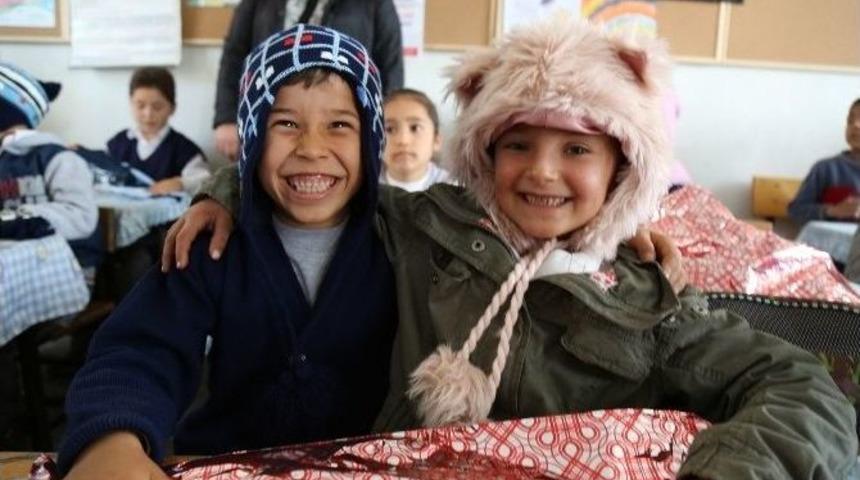 &Ccedil;evlik&rsquo;te Yaşayan &Ccedil;ocuklara Atkı, Bere Ve Eldiven Dağıtıldı