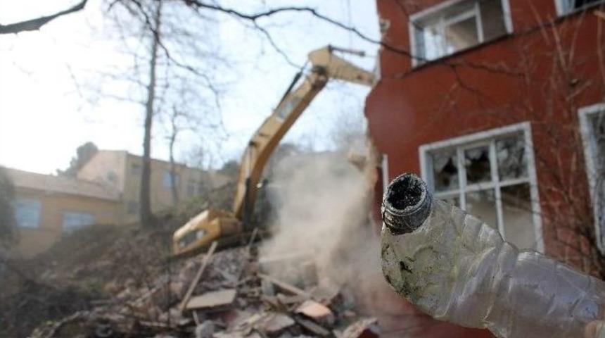 Harabeye Dönen Öğretmenevine Yıkım Kararı