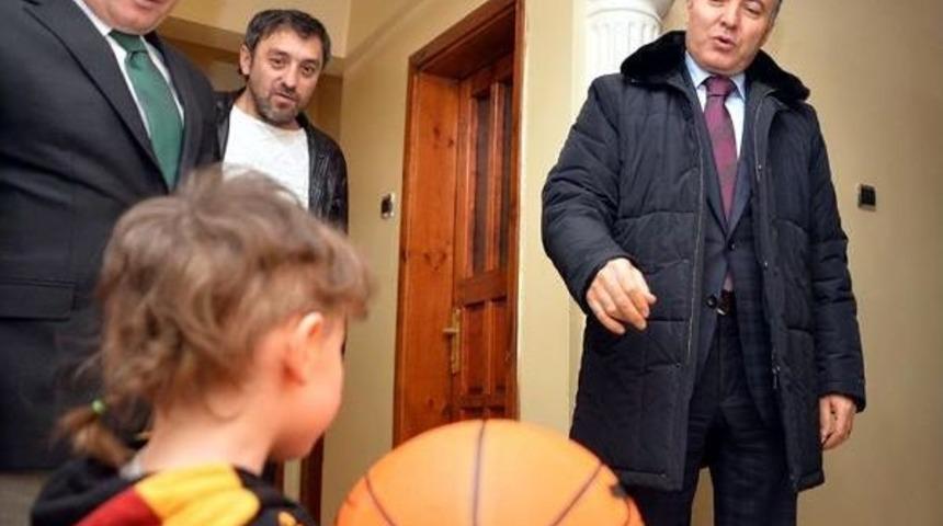 2,5 Yaşındaki Alp, Isabetli Atışlarıyla Valiyi Hayran Bıraktı