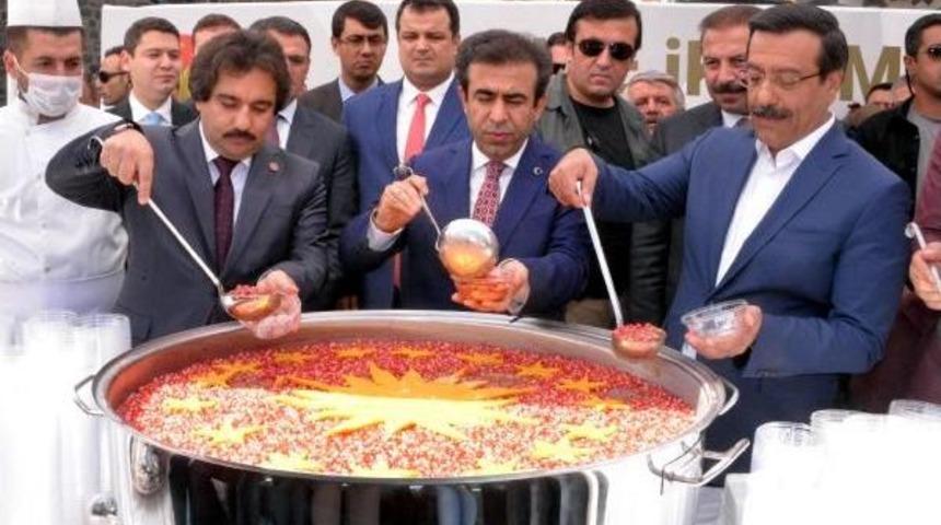 Diyarbakır'da 5 Bin Kişiye Aşure Dağıtıldı