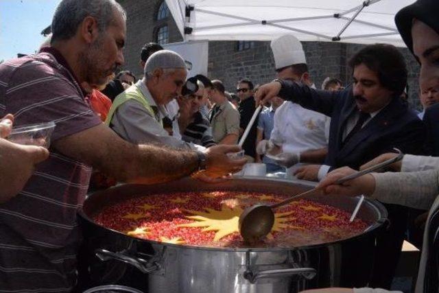 Diyarbakır'da 5 Bin Kişiye Aşure Dağıtıldı