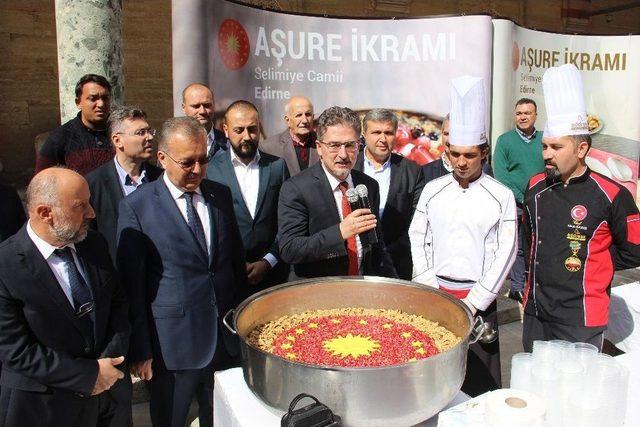 Cumhurbaşkanlığı Selimiye Camii’nde Aşure Dağıttı