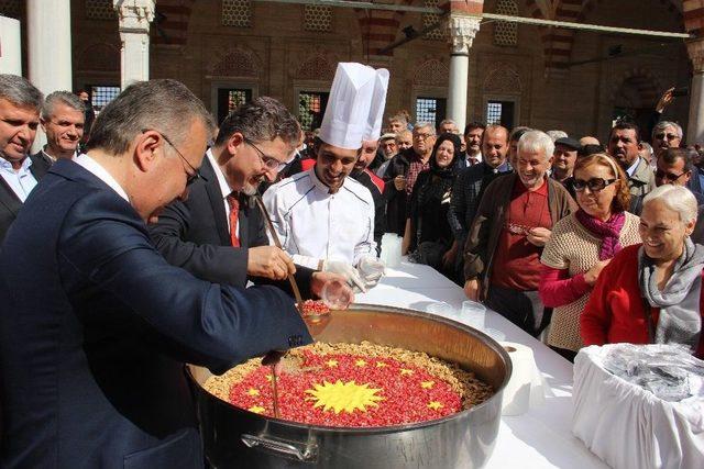 Cumhurbaşkanlığı Selimiye Camii’nde Aşure Dağıttı