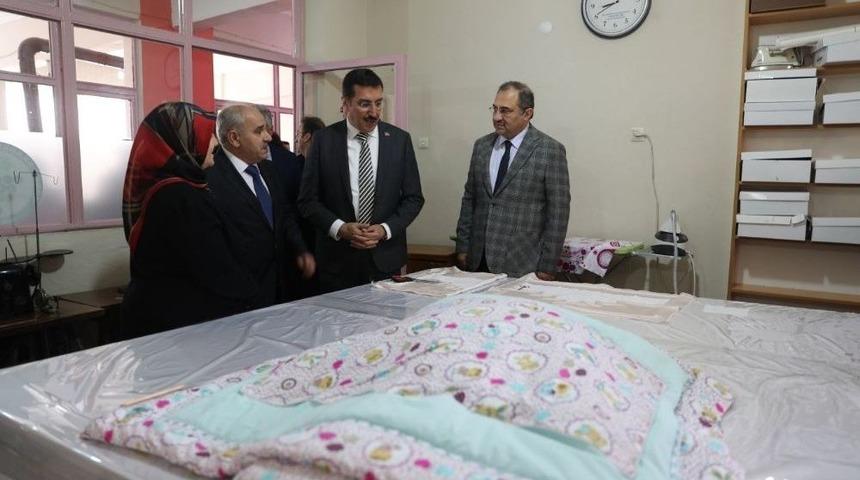 Bakan T&uuml;fenkci Kadın &Ccedil;ift&ccedil;ilere Sertifikalarını Verdi