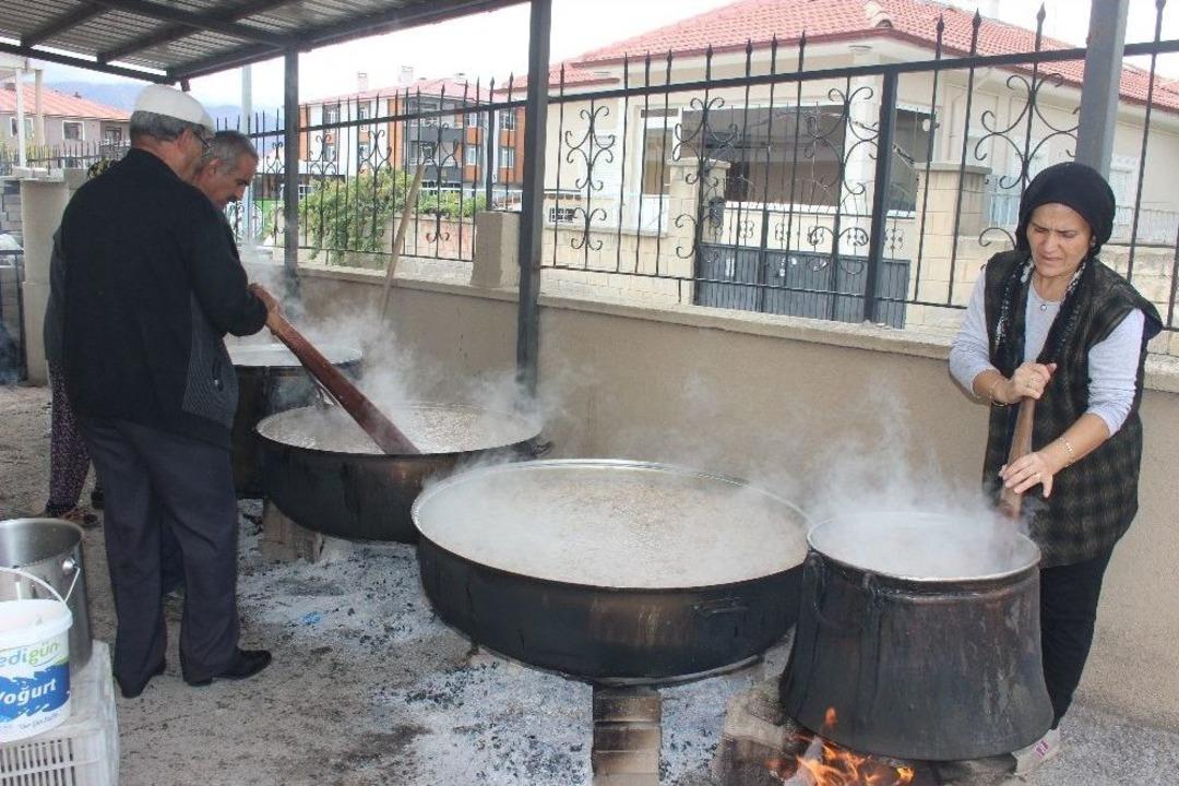 Cumhurbaşkanlığı Erzincan&rsquo;da Aşure Dağıttı