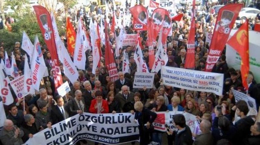 T&uuml;rbana Engel Oldu Diye Cezaevine Giren Prof. Dr. Pek&uuml;nl&uuml;, Yeniden Hakim Karşısında