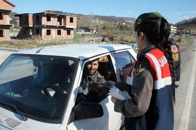 Jandarma Sürücülere Ceza Kağıdı Yerine Takvim Verdi