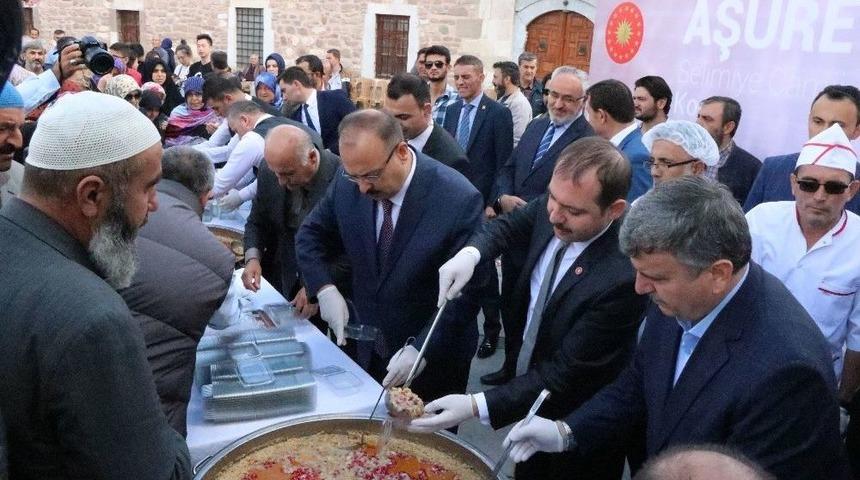 Cumhurbaşkanlığından Konya&rsquo;da Aşure Dağıtımı