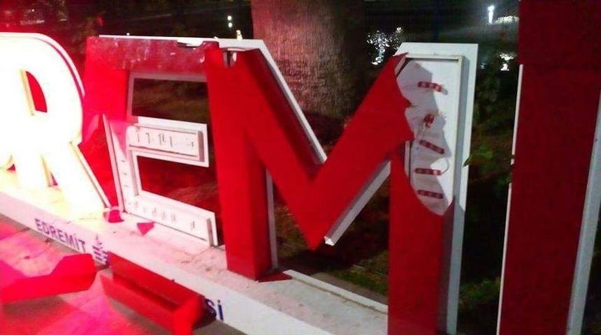 Şehir Magandaları Turistler İ&ccedil;in Yapılan Işıklı Logo Yazıyı Par&ccedil;aladı