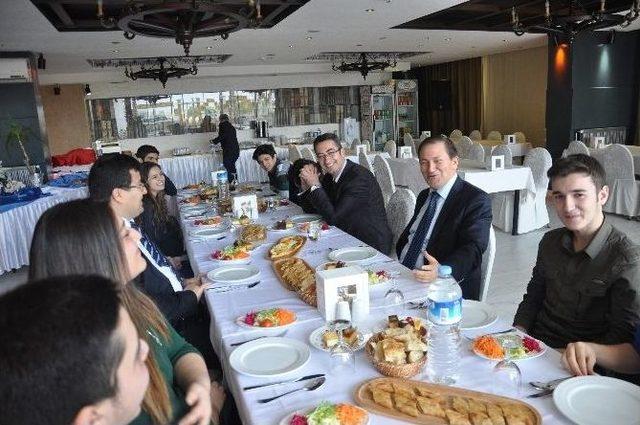 Milli Eğitim Müdürü, Twitter Takipçisi Öğrencilerle Yemekte Buluştu 2