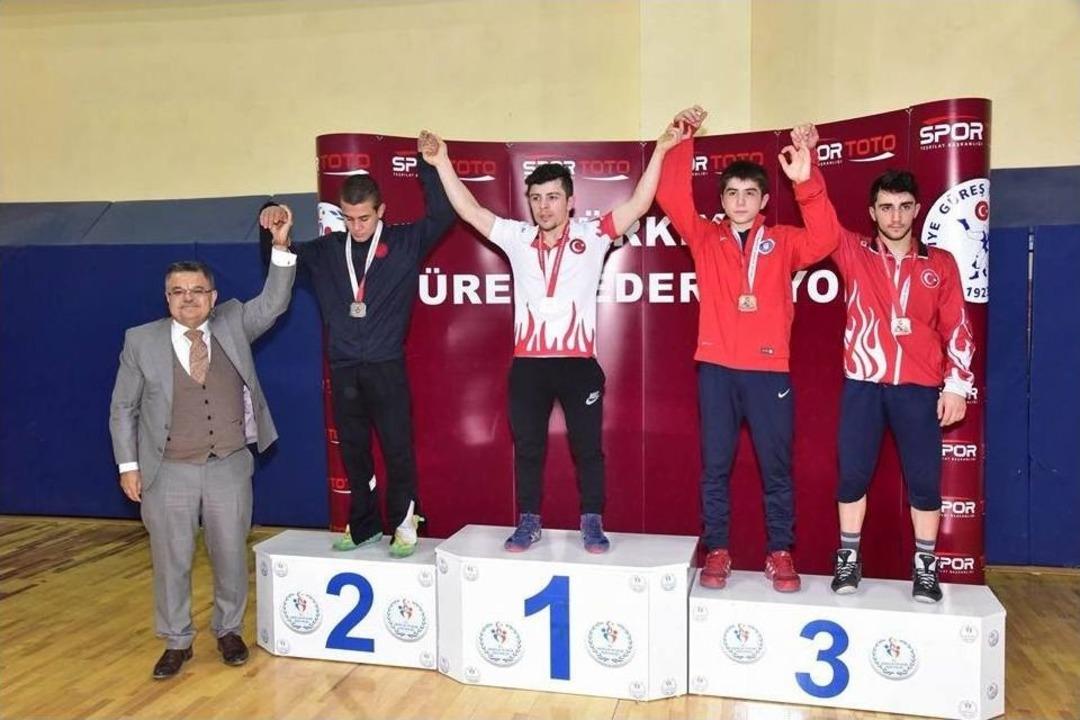 Sporculara &Ouml;d&uuml;llerini Başkan Yağcı Verdi