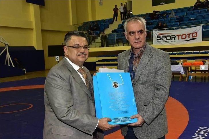 Sporculara Ödüllerini Başkan Yağcı Verdi G5