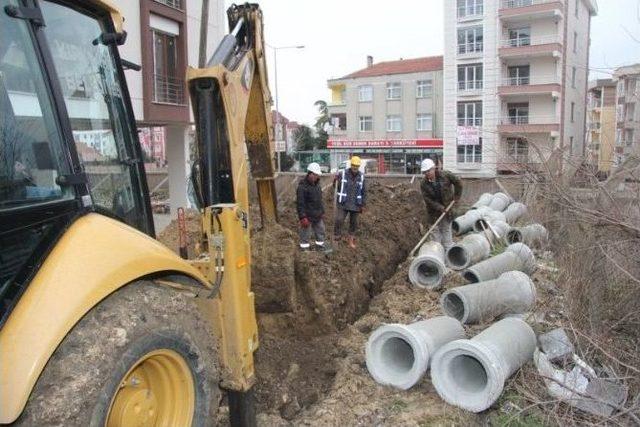 Kırklareli Belediyesi’nin Kanalizasyon Ve Yağmur Suyu Kanalı Döşeme Çalışmaları Devam Ediyor