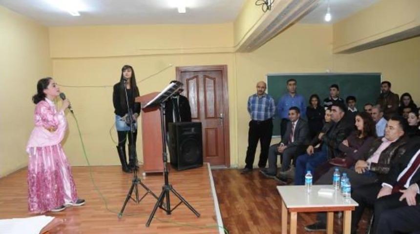 Hakkari'de &Ouml;ğrenciler Ses Yarışmasında H&uuml;nerlerini Sergiledi
