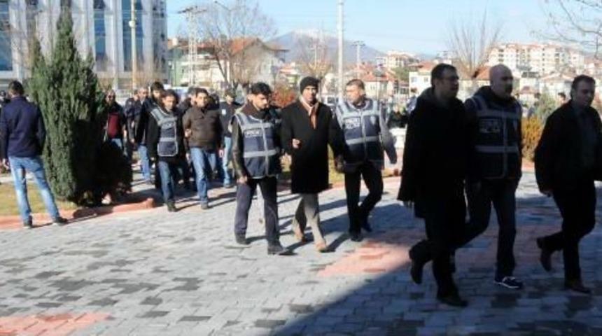 Isparta'da G&ouml;zaltına Alınan 3'&uuml; Eski 10 Polis Adliyeye Sevk Edildi (2)