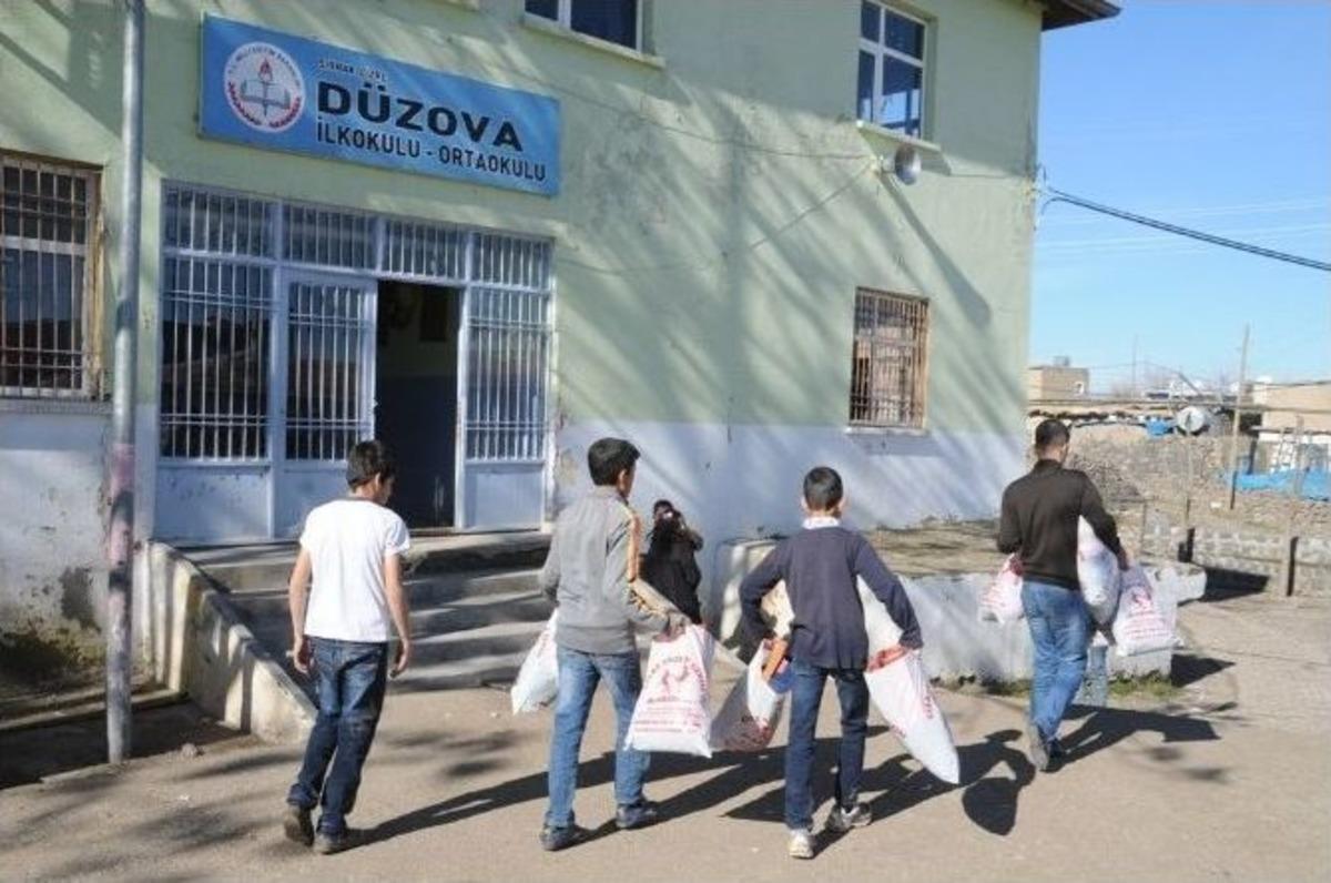Cizre Spor Kul&uuml;b&uuml;nden Minik &Ouml;ğrencilere Mont Ve Ayakkabı Yardımı