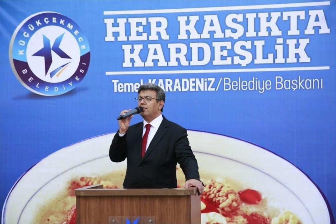 K&uuml;&ccedil;&uuml;k&ccedil;ekmece&rsquo;de Binlerce Vatandaşa Aşure İkramı