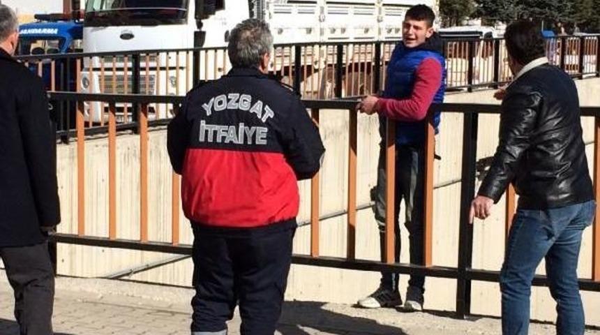 Ka&ccedil;ırdığı Kız Ailesine Verilince Intihara Kalkıştı