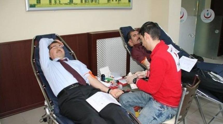 Sağlık Personelinden Kan Bağışı