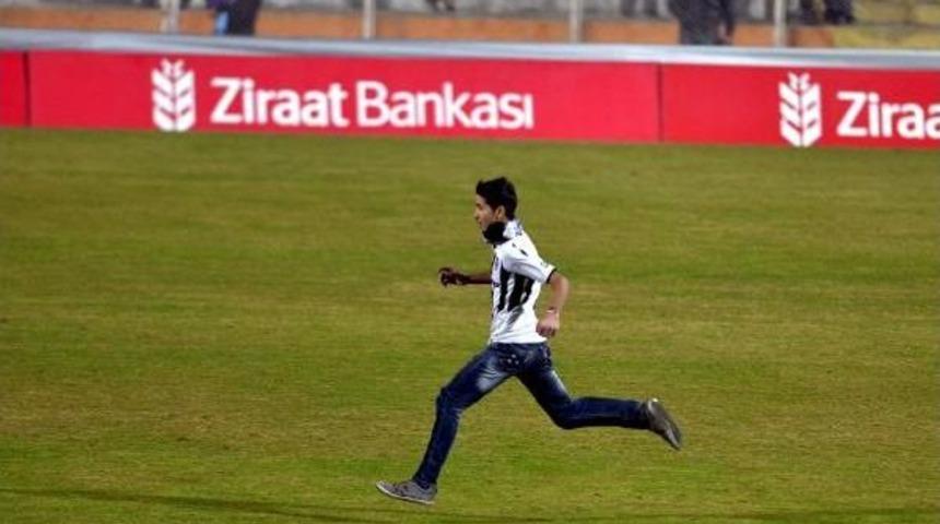 Beşiktaş Ma&ccedil;ında Sahaya Giren Taraftar Futbolcu Olmak Istiyormuş