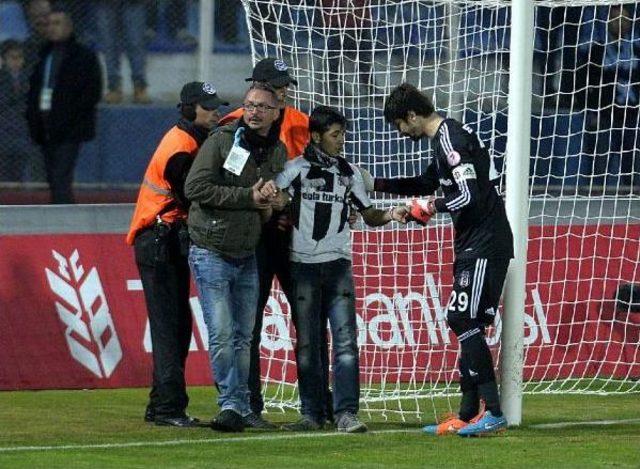 Beşiktaş Maçında Sahaya Giren Taraftar Futbolcu Olmak Istiyormuş