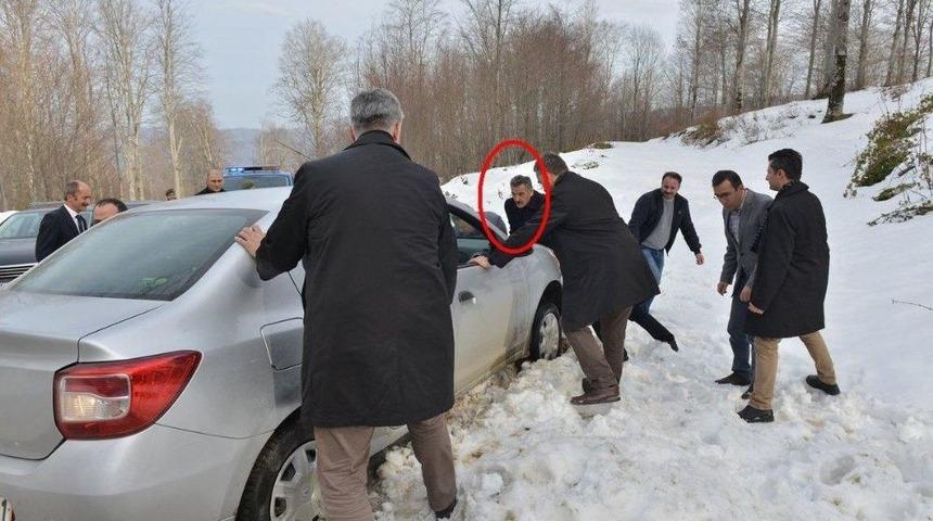 Vali, Karda Yolda Kalan Vatandaşın Aracını İtti