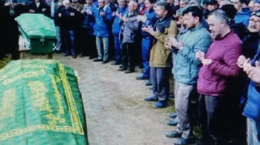 Aynı G&uuml;n Hayatlarını Kaybeden Emekli &Ouml;ğretmen İle Babası Yan Yana Toprağa Verildi