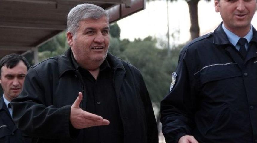 Kızını Bı&ccedil;aklayan Baba Gazetecilere Saldırdı