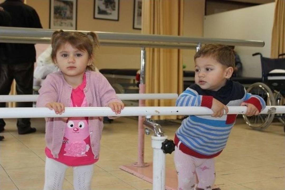 (&ouml;zel Haber) Suriyeli İkiz Bebeklere Ortez Takıldı