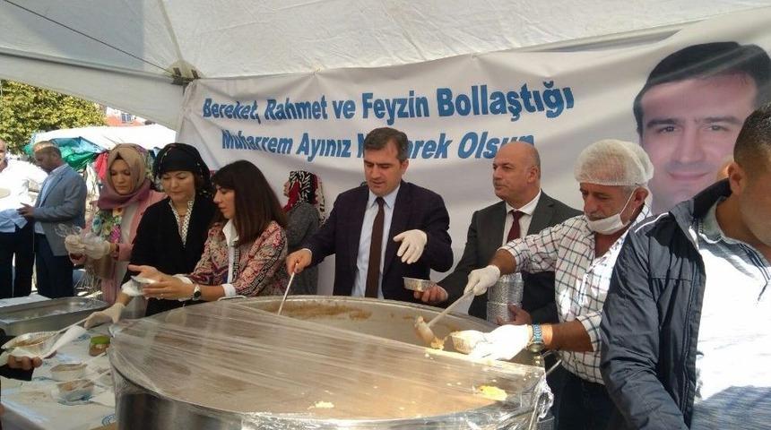 Başkan Yemenici Eşi İle Birlikte Aşure İkram Etti