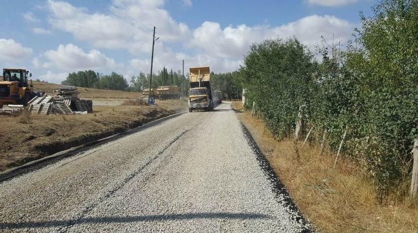 Yıldızeli’nde Köy Yollarında Asfaltlama Çalışmaları