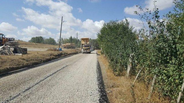 Yıldızeli’nde Köy Yollarında Asfaltlama Çalışmaları