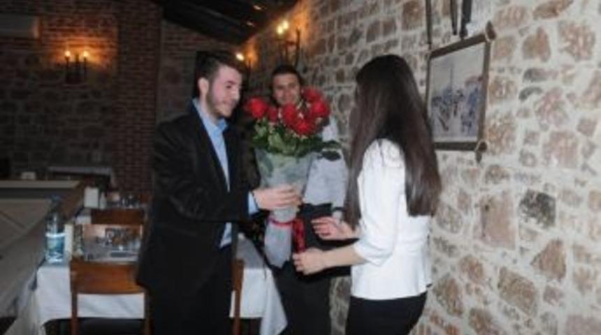 Kız Arkadaşına Slayt G&ouml;sterisiyle Evlenme Teklif Etti