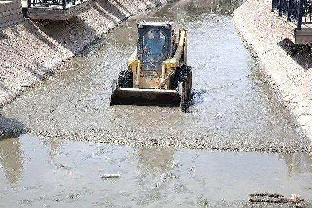 Park Ve Bahçeler Müdürlüğü Çalışıyor Gölbaşı Güzelleşiyor