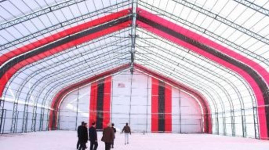 Yıldızeli&rsquo;nde Bulunan Halı Sahanın &Uuml;st&uuml; Kapatıldı