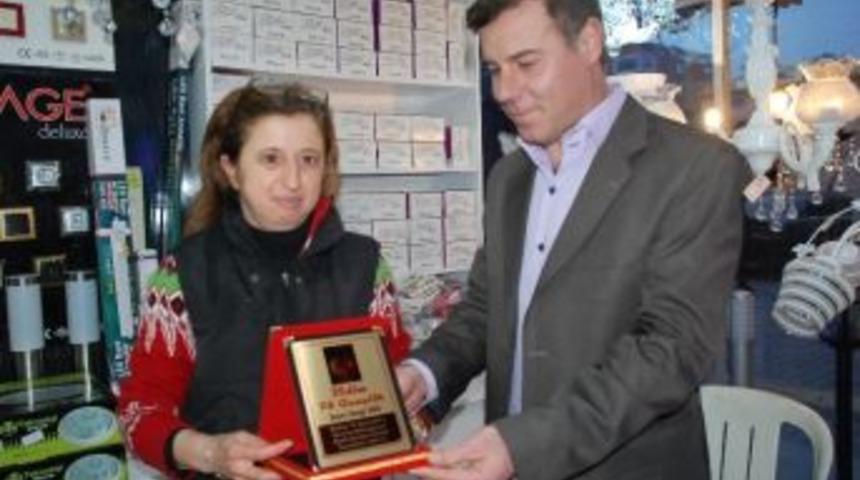 Didim 75 Gen&ccedil;lik&rsquo;ten Oluşumun Tek Bayan Fahri &Uuml;yesine Teşekk&uuml;r Plaketi&hellip;