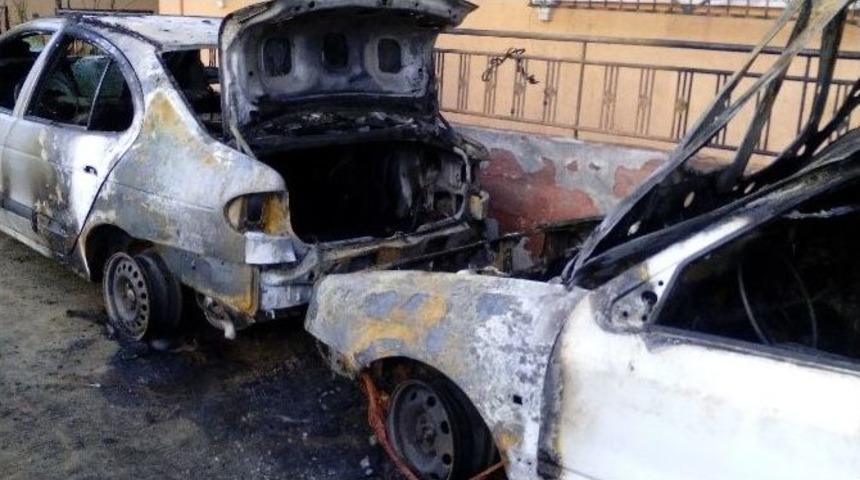 İzmit&rsquo;te 3 Ara&ccedil; Daha Kundaklandı