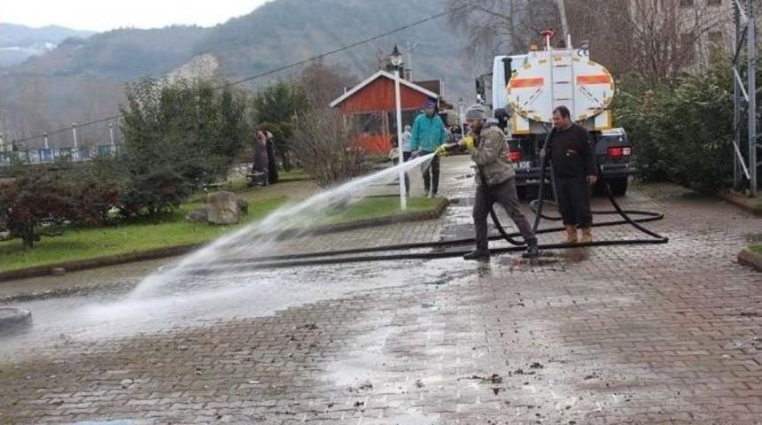 Kozcağız&rsquo;da Caddeler Temizleniyor